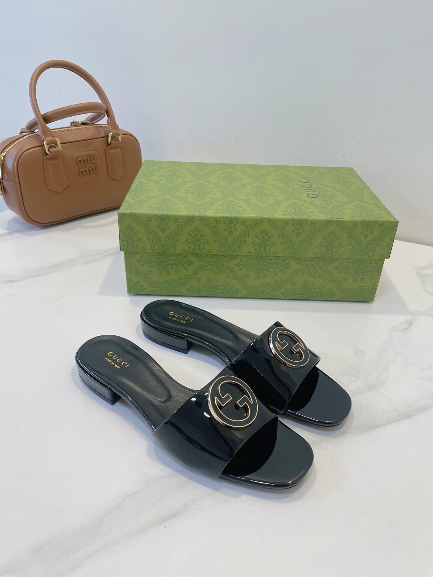 SLIDE SANDALS IN BLACK GLOSSY SHEEPSKIN ENAMELLED ROUND INTERLOCKING G - 35
