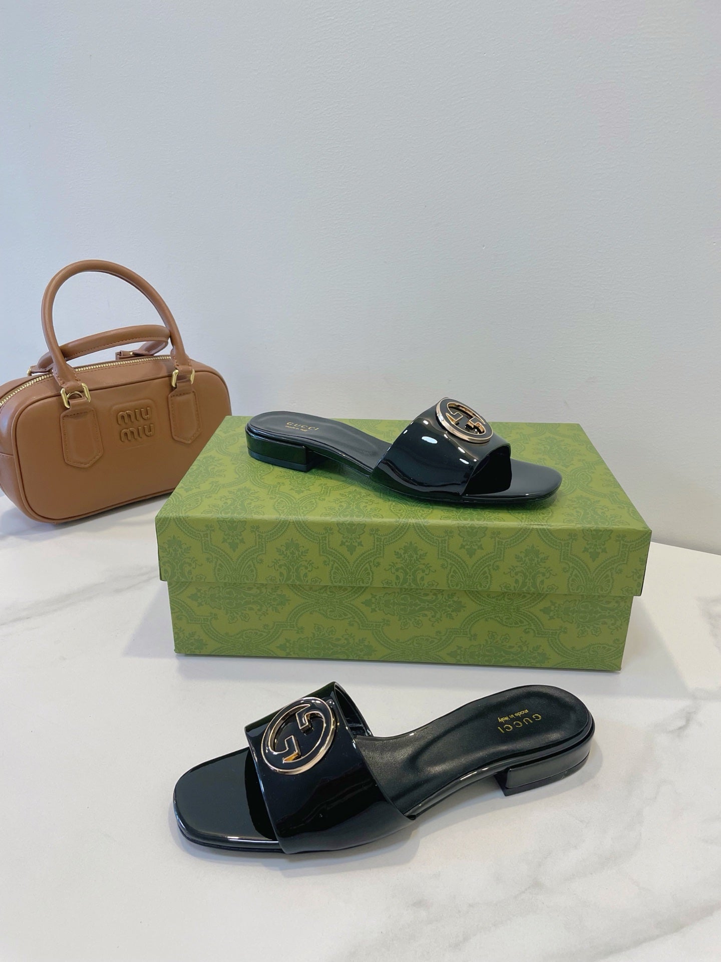 SLIDE SANDALS IN BLACK GLOSSY SHEEPSKIN ENAMELLED ROUND INTERLOCKING G - 35