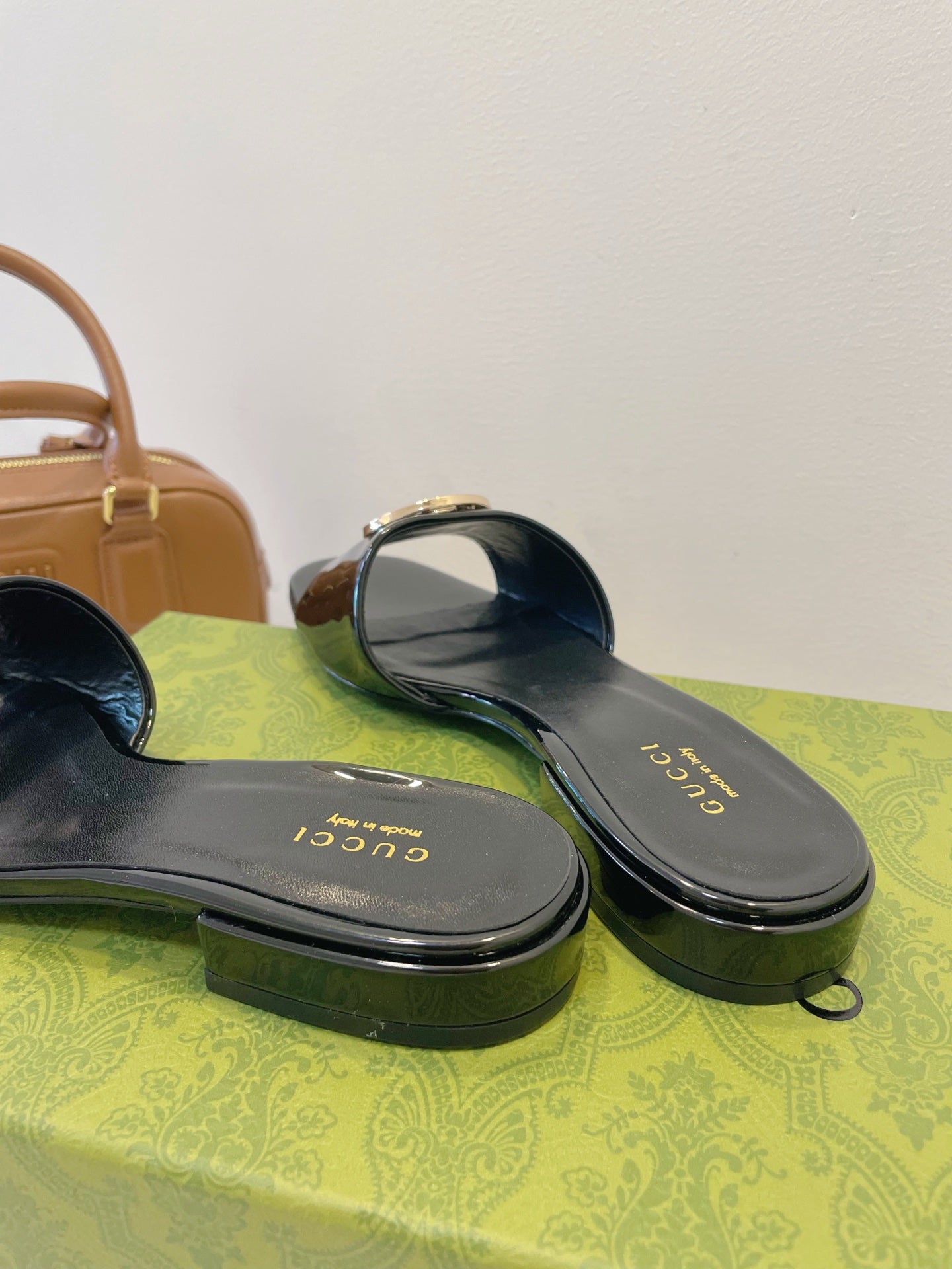 SLIDE SANDALS IN BLACK GLOSSY SHEEPSKIN ENAMELLED ROUND INTERLOCKING G - 35