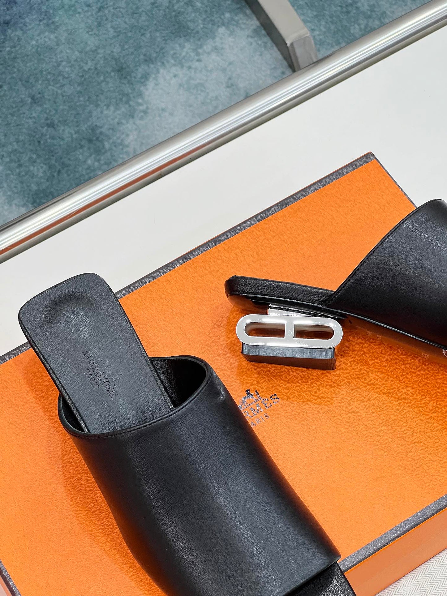 IDOLE SANDAL IN BLACK CALFSKIN - 35
