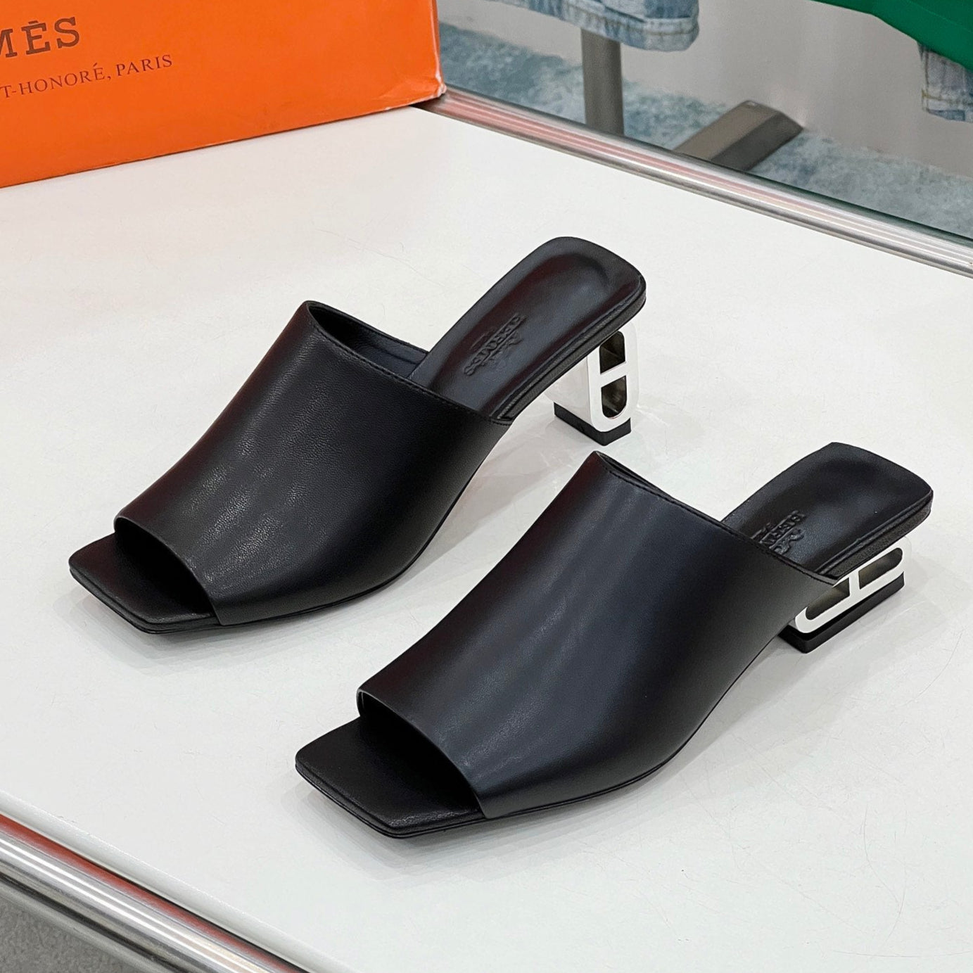 ICONIQUE 60 SANDAL IN BLACK CALFSKIN - 35