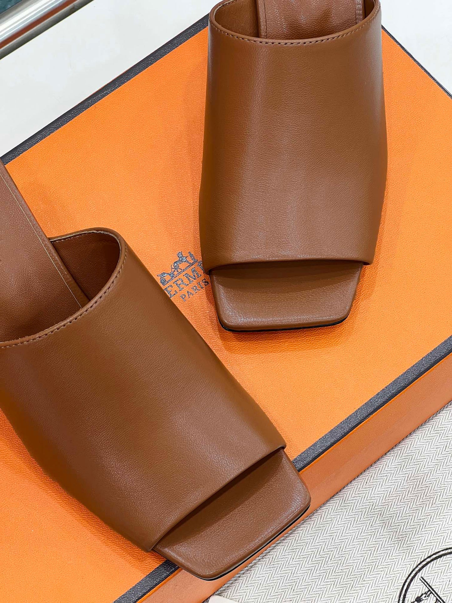 ICONIQUE 60 SANDAL IN BRONZE BROWN CALFSKIN - 35