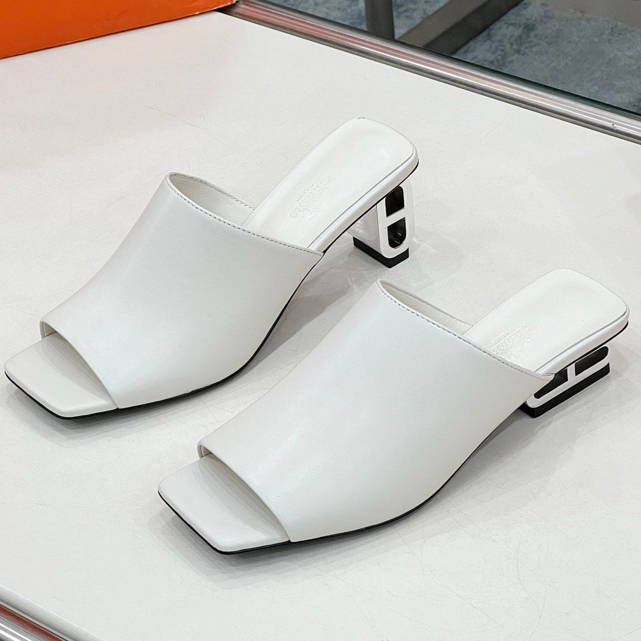 ICONIQUE 60 SANDAL IN WHITE CALFSKIN - 35