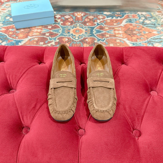 ЛОФЕРИ PRADA 26S 25 ММ З КАРАМЕЛЬНО-КОРИЧНЕВОЇ ЗАМШІ