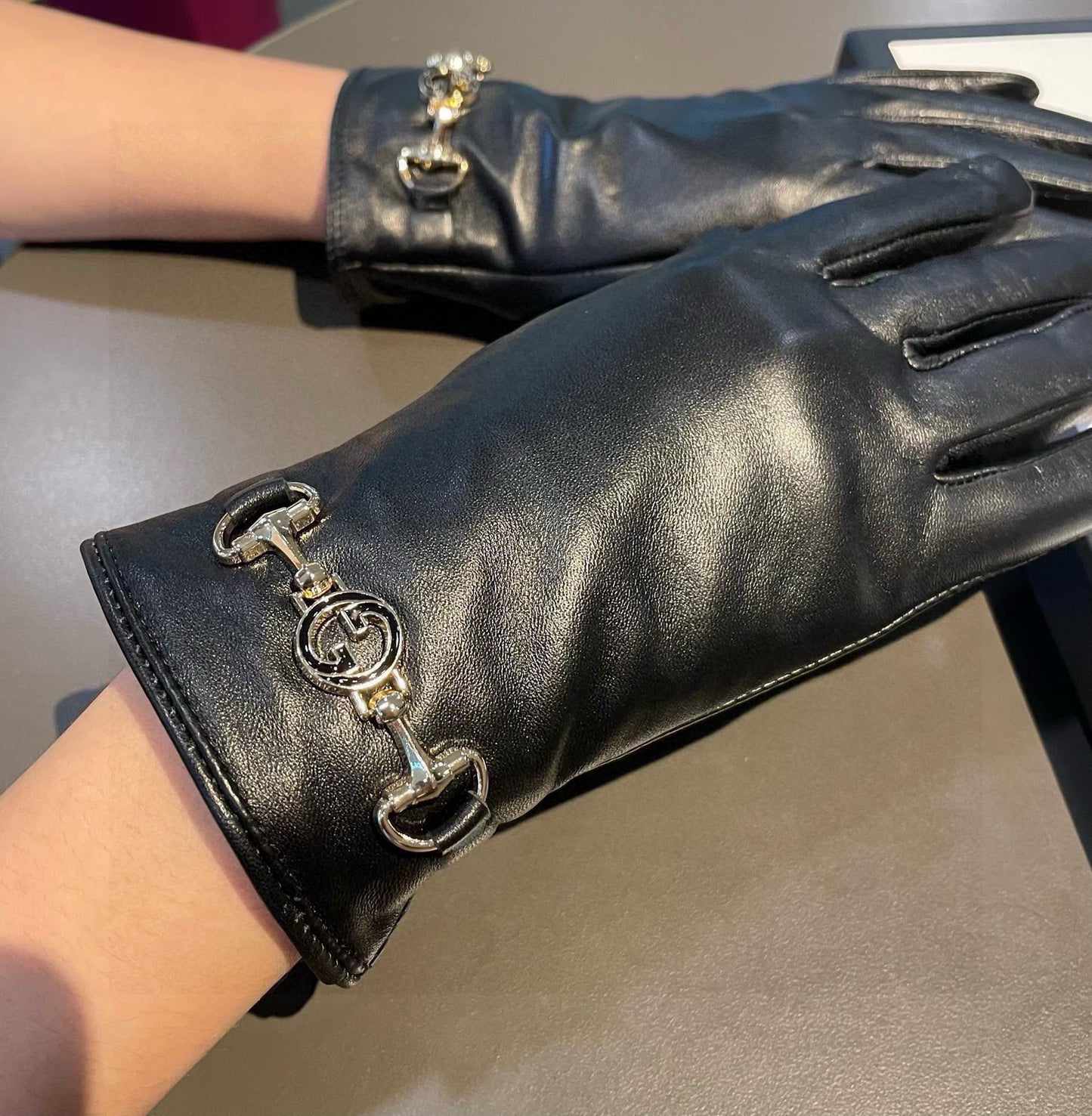 TOUCHSCREEN GLOVES IN BLACK LAMBSKIN AND CASHMERE LINING 462259 - M