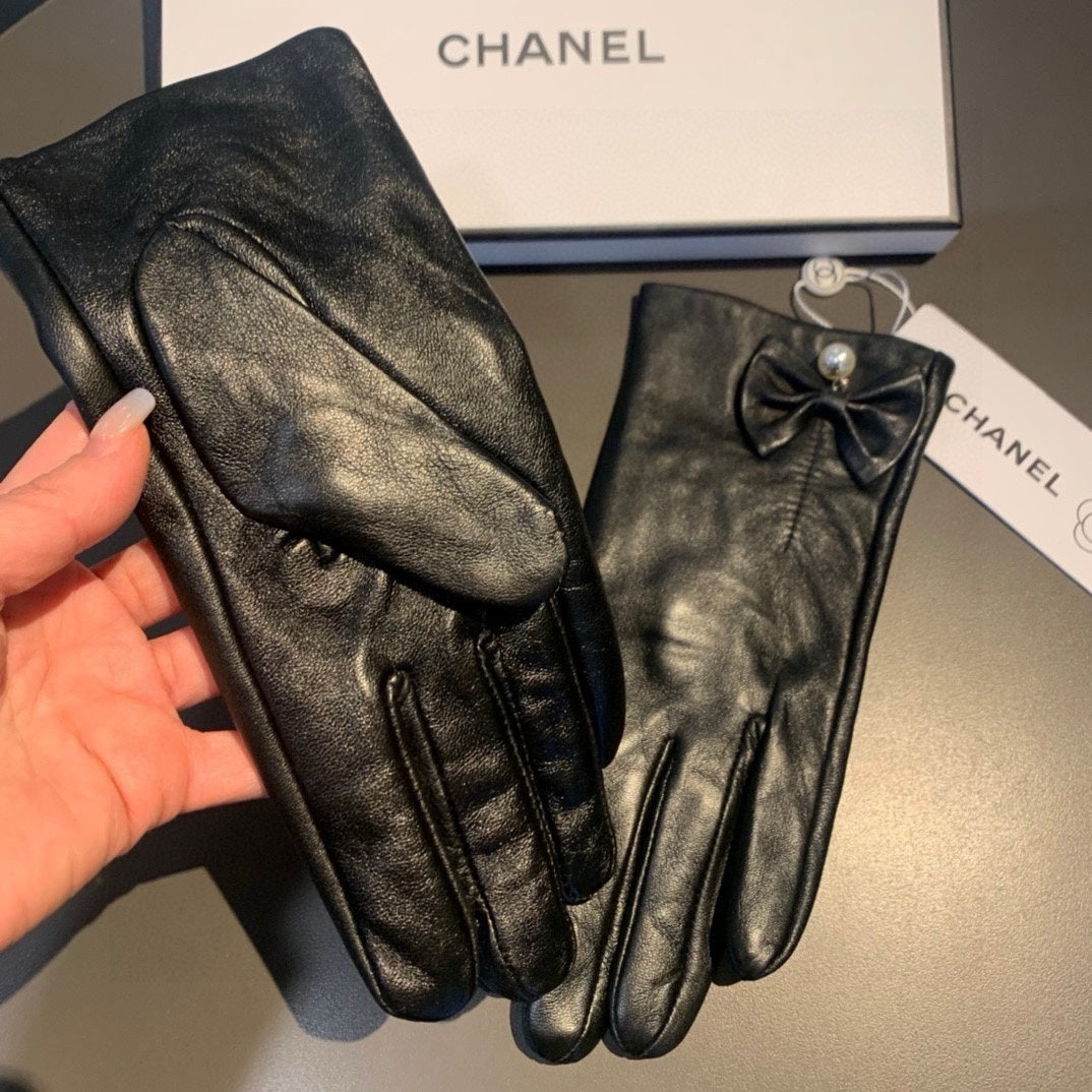 TOUCHSCREEN GLOVES IN BLACK LAMBSKIN WITH GOLD LOGO 462264 - M