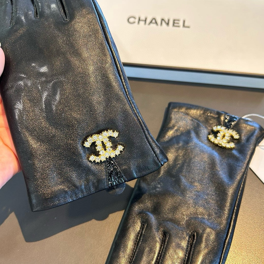TOUCHSCREEN GLOVES IN BLACK LAMBSKIN WITH GOLD LOGO 462272 - M