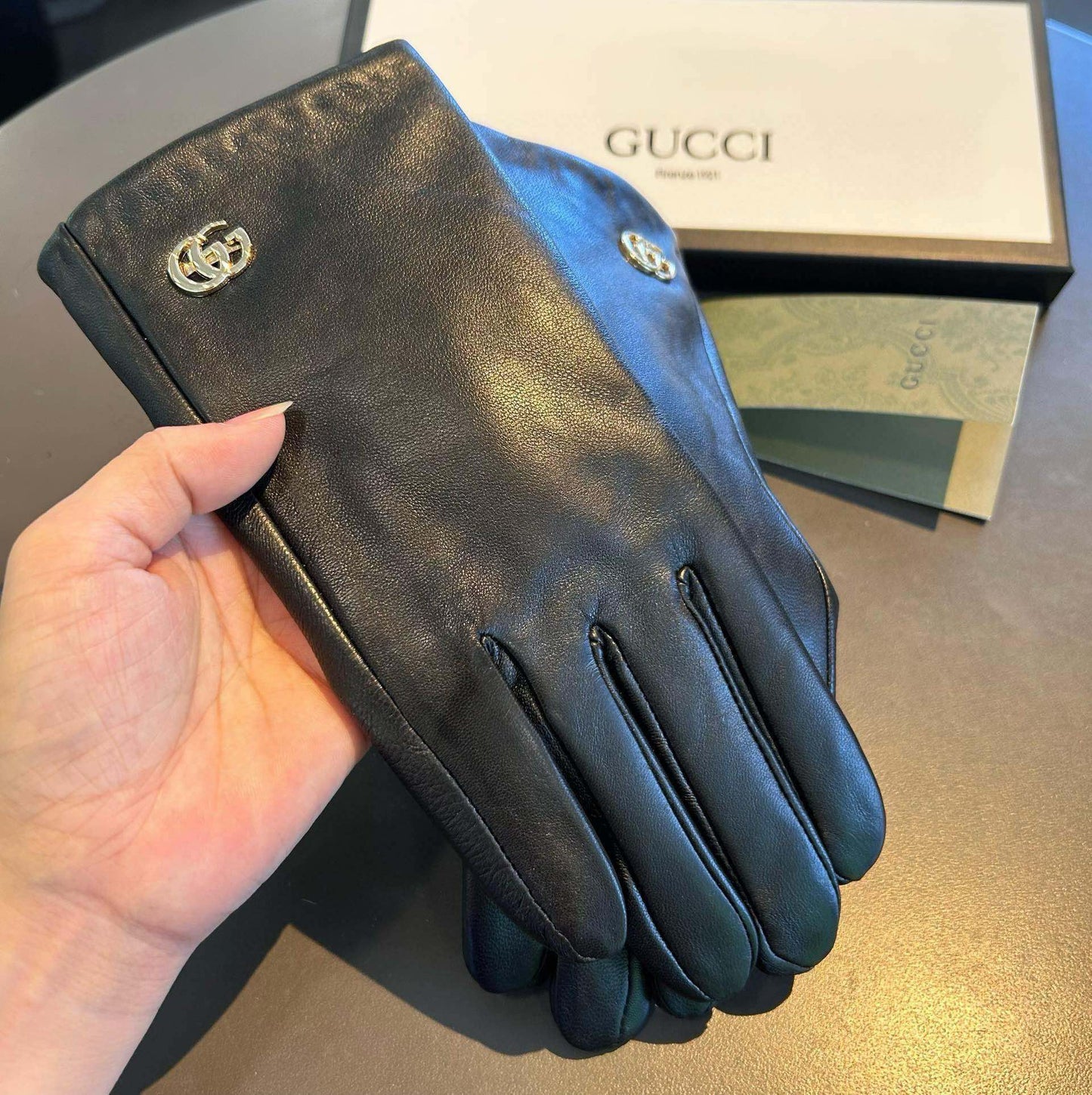 TOUCHSCREEN GLOVES IN BLACK LAMBSKIN AND SHEARLING LINING 463863 - M