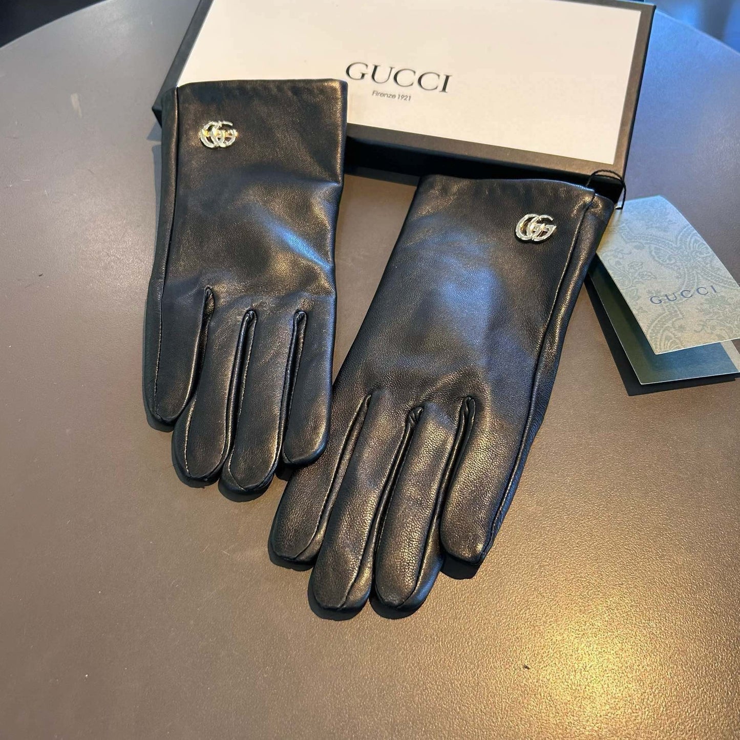 TOUCHSCREEN GLOVES IN BLACK LAMBSKIN AND SHEARLING LINING 463863 - M