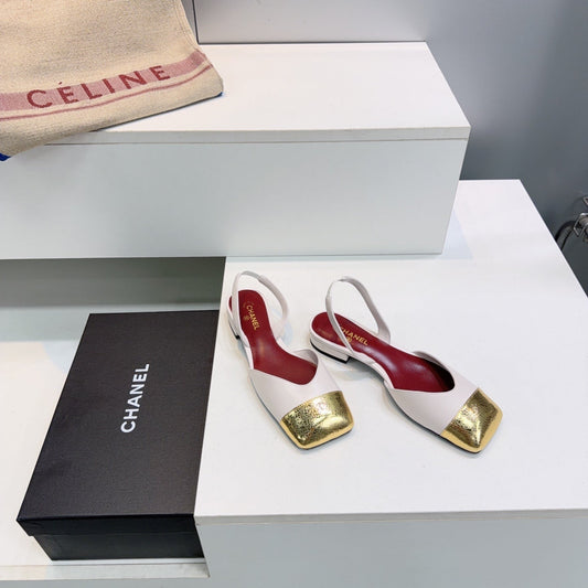 CHANEL 26S БОСОНІЖКИ З ЗАКРИТИМ НОСКОМ З БІЛОЇ ШКІРИ ЯГНЯТИ З ЗОЛОТИМ МЕТАЛЕВИМ НОСКОМ