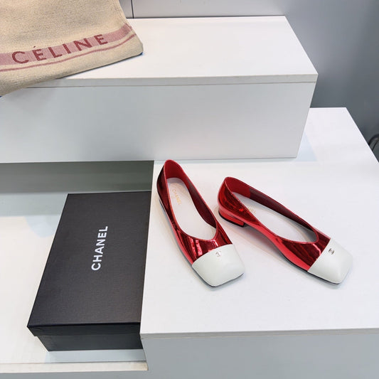 БАЛЕТКИ CHANEL 26S З ЧЕРВОНОЇ ГЛЯНЦЕВОЇ ОВЕЧОЇ ШКІРИ З БІЛИМ НОСКОМ-КОПАЧКОЮ