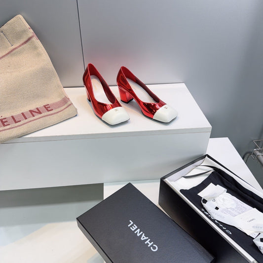 ВИСОКІ ПІДБОРИ CHANEL 26S З КВАДРАТНИМ НОСКОМ 55 ММ З ЧЕРВОНОЇ ГЛЯНЦЕВОЇ ШКІРИ ЯГНЯТИ З БІЛИМ НОСКОМ-КЕПОМ