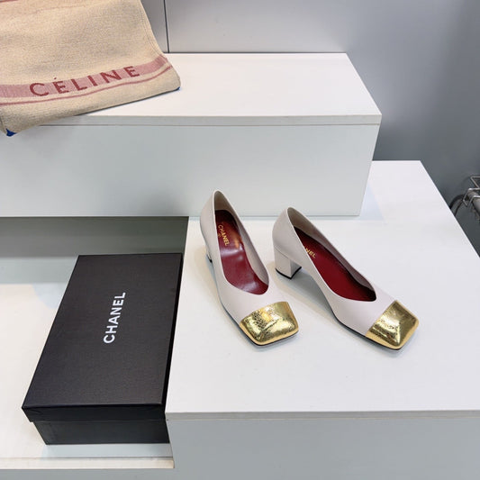 CHANEL 26S ТУФЛІ НА ВИСОКИХ ПІДБОРАХ 55 ММ З КВАДРАТНИМ НОСКОМ З БІЛОЇ ОВЕЧОЇ ШКІРИ ІЗ ЗОЛОТИСТИМ МИСОМ
