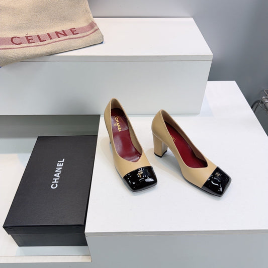 Високі підбори CHANEL 26S із квадратним носком, 95 мм, з бежевої шкіри ягняти з чорним носком-кап-тоу