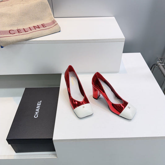 CHANEL 26S ТУФЛІ НА ВИСОКИХ ПІДБОРАХ 95 ММ З КВАДРАТНИМ НОСКОМ, ВИГОТОВЛЕНІ З ЧЕРВОНОЇ ГЛЯНЦЕВОЇ ШКІРИ ЯГНЯТИ З БІЛИМ МИСОМ