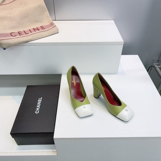 ТУФЛІ CHANEL 26S НА ВИСОКИХ ПІДБОРАХ 95 ММ ІЗ ЗЕЛЕНОЇ ОВЕЧОЇ ШКІРИ З КВАДРАТНИМ НОСОМ І БІЛИМ МИСКОМ