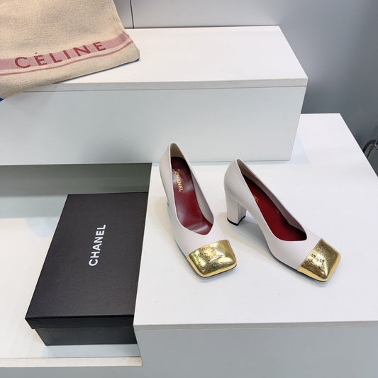 ТУФЛІ CHANEL 26S НА ВИСОКИХ ПІДБОРАХ 95 ММ З КВАДРАТНИМ НОСКОМ З БІЛОЇ ОВЕЧОЇ ШКІРИ ІЗ ЗОЛОТИМ МЕТАЛЕВИМ НОСКОМ
