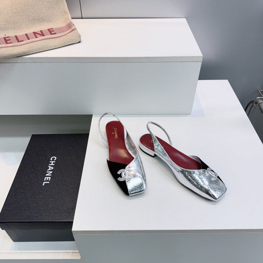 CHANEL 26S БОСОНІЖКИ З ЗАКРИТИМ НОСКОМ НА ПЛОСКОМУ ХОДУ З СРІБНОЇ ШКІРИ ЯГНЯТИ ТА ЧОРНОЇ ЗАМШІ