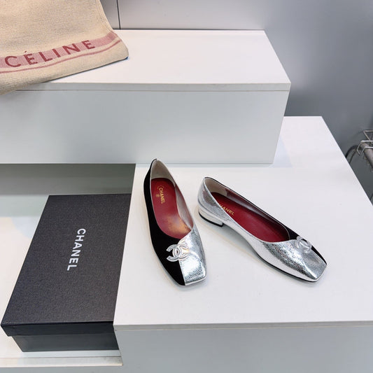 КВАРДРАТНІ БАЛЕТКИ CHANEL 26S З СРІБНОЇ ШКІРИ ЯГНЯТИ ТА ЧОРНОЇ ЗАМШІ