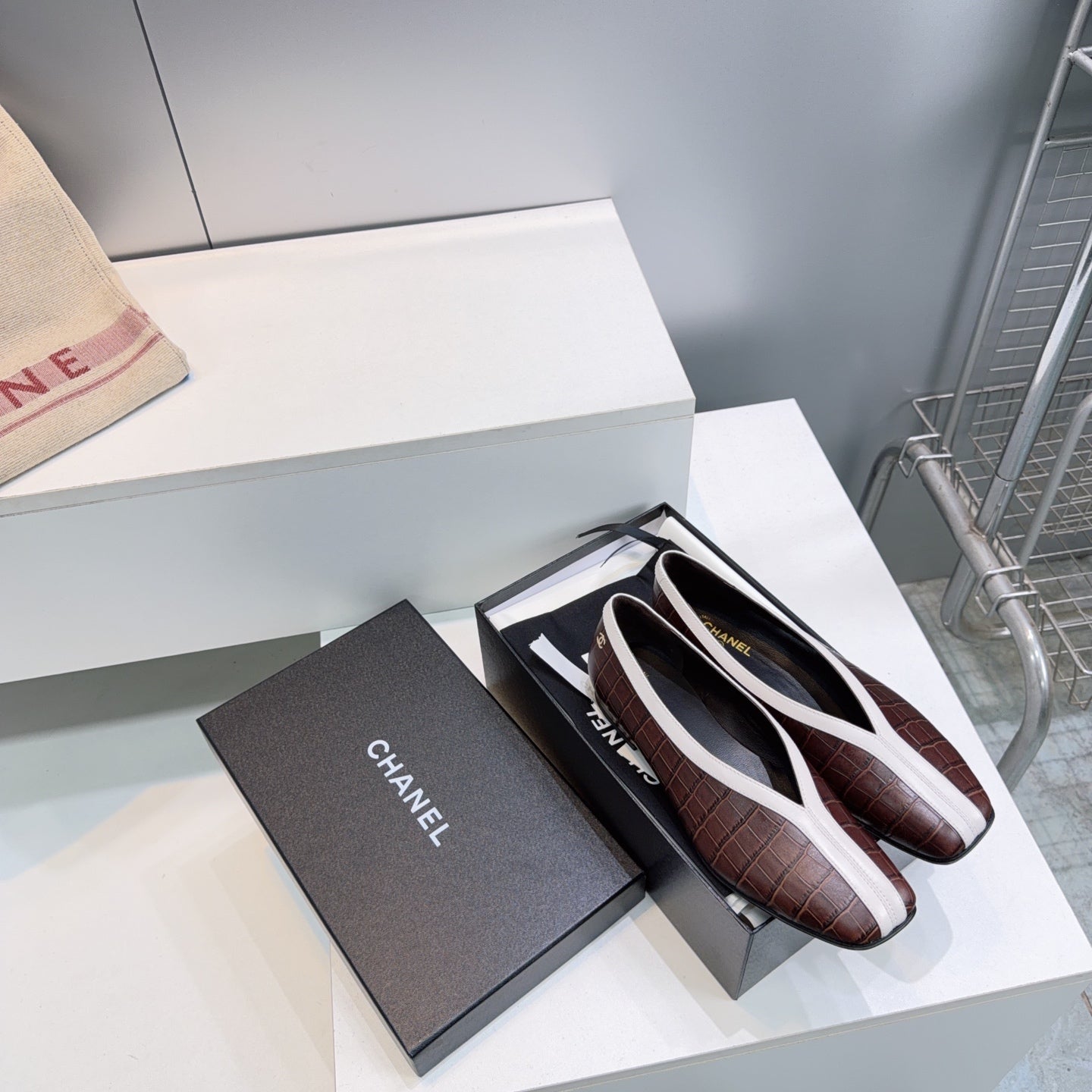 CHANEL 26S SQUARE-TOE FLATS IN DARK BROWN CROCODILE-EMBOSSED LAMBSKIN WITH WHITE TRIM