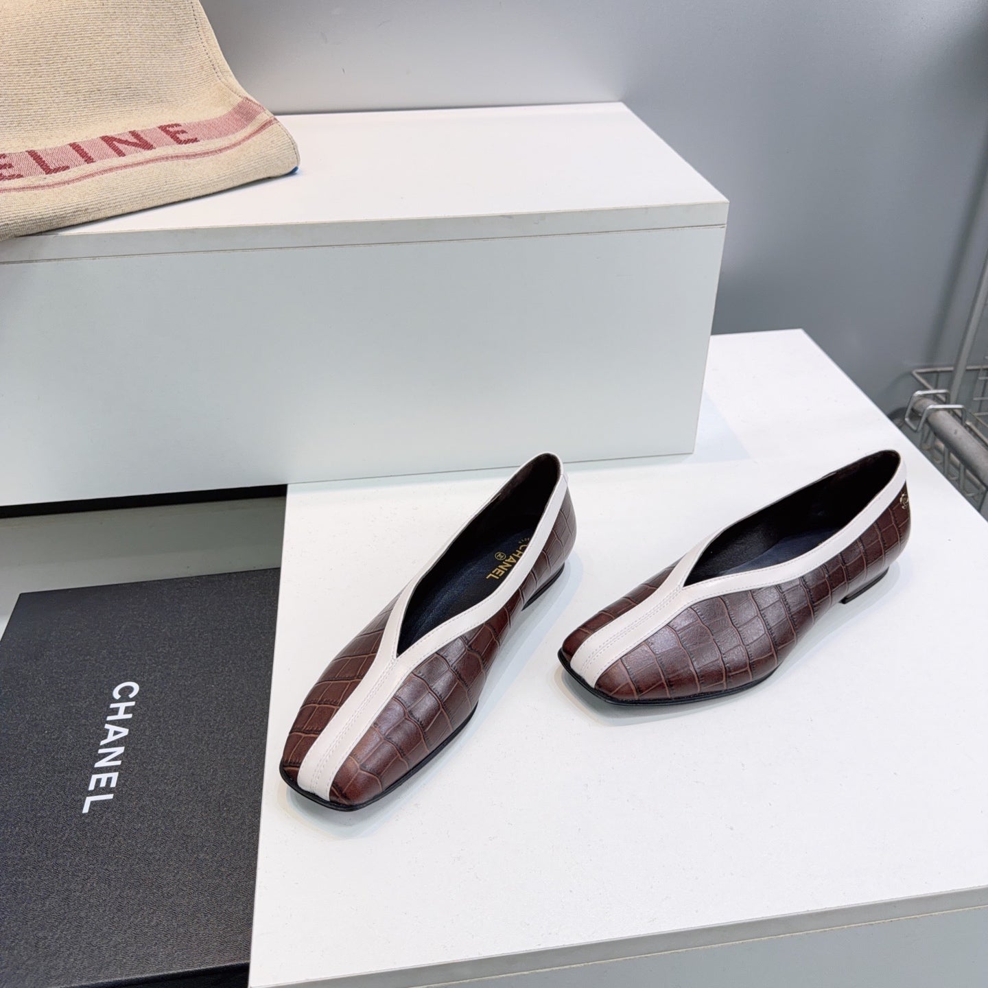 CHANEL 26S SQUARE-TOE FLATS IN DARK BROWN CROCODILE-EMBOSSED LAMBSKIN WITH WHITE TRIM