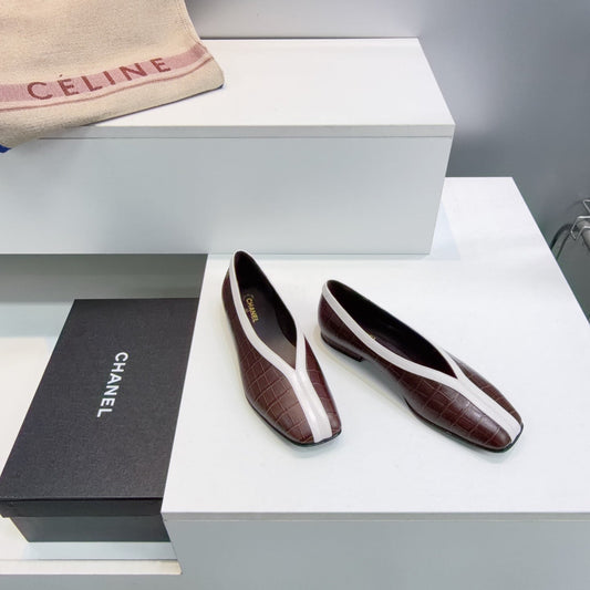 БАЛЕТКИ CHANEL 26S З КВАДРАТНИМ НОСКОМ ІЗ ТЕМНО-КОРИЧНЕВОЇ ШКІРИ ЯГНЯТИ З ТИСНЕННЯМ ПІД КРОКОДИЛА З БІЛИМ ОЗДОБЛЕННЯМ
