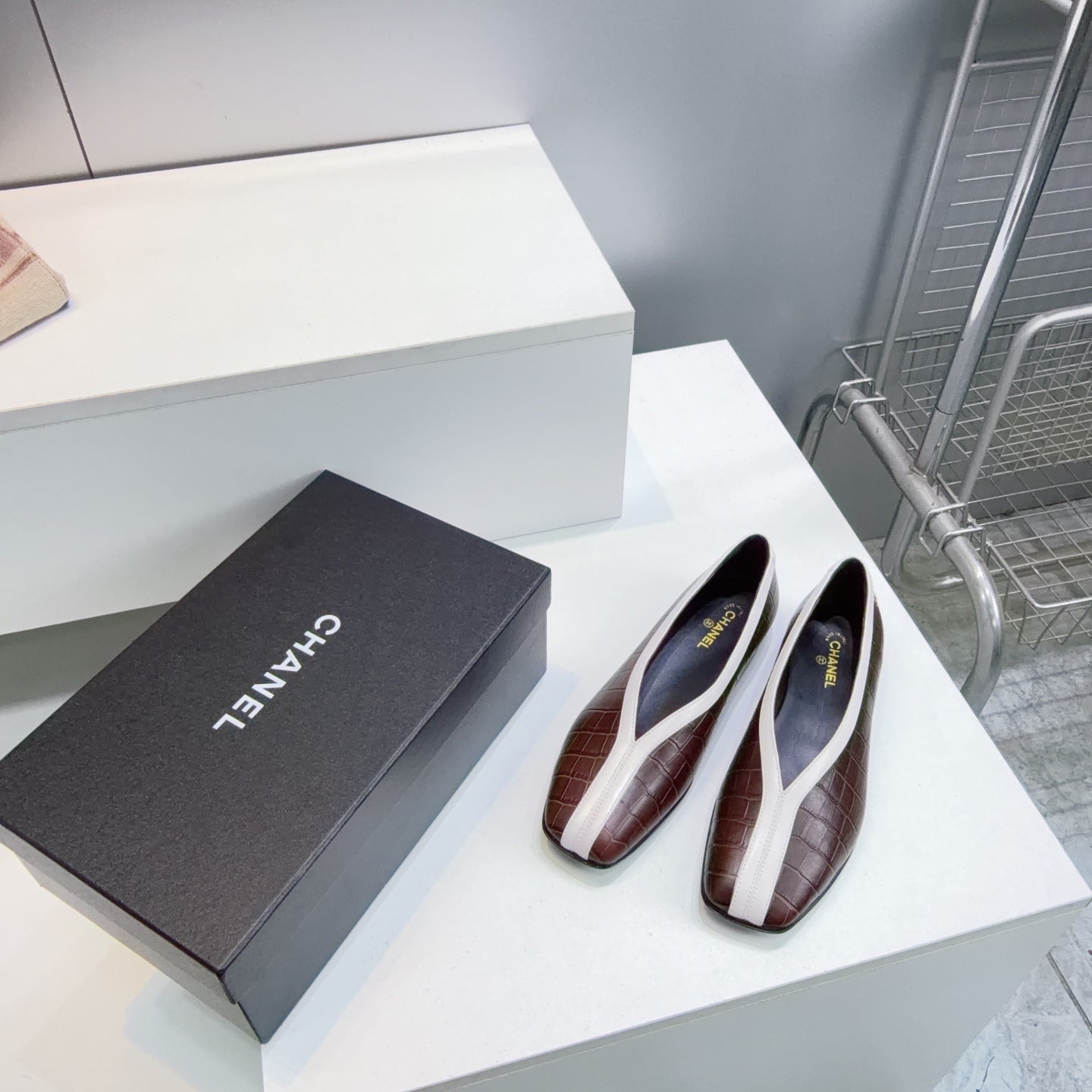 CHANEL 26S SQUARE-TOE FLATS IN DARK BROWN CROCODILE-EMBOSSED LAMBSKIN WITH WHITE TRIM