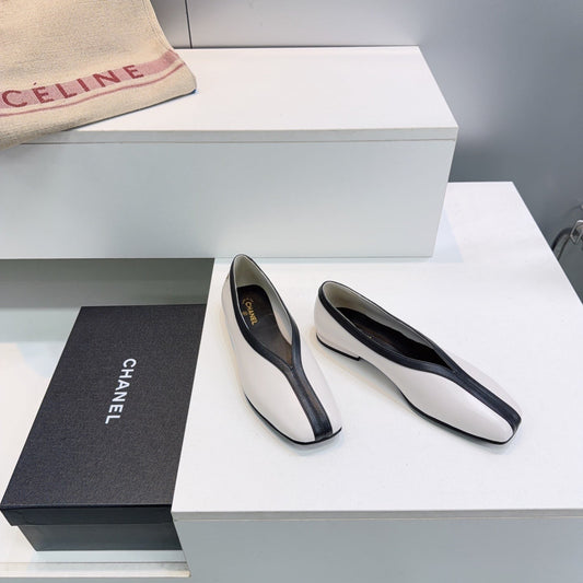 БАЛЕТКИ CHANEL 26S З КВАДРАТНИМ НОСКОМ З БІЛОЇ ОВЕЧОЇ ШКІРИ З ЧОРНОЮ ОЗДОБОЮ