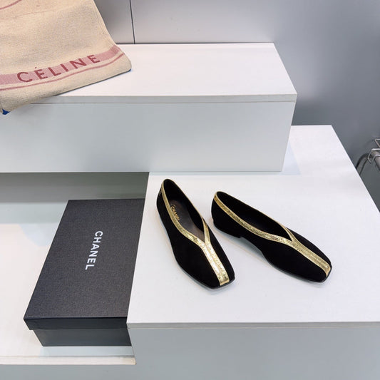 БАЛЕТКИ CHANEL 26S ІЗ ЗАМШІ ЧОРНОГО КОЛЬОРУ З КВАДРАТНИМ НОСКОМ І ЗОЛОТОЮ ЛАКОВАНОЮ ОБРОБКОЮ