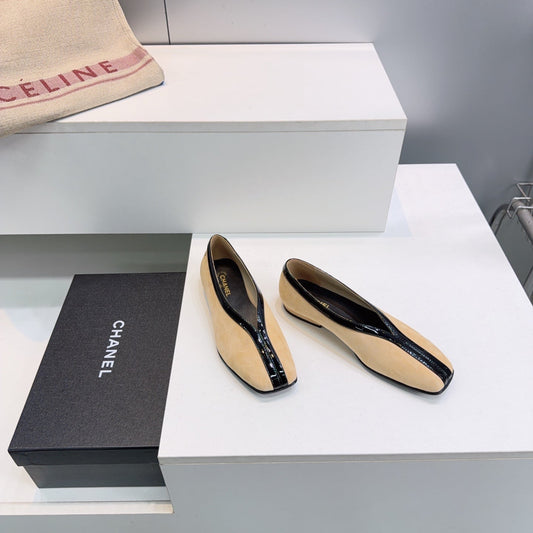 БАЛЕТКИ CHANEL 26S ІЗ КВАДРАТНИМ НОСКОМ, БЕЖЕВОЇ ЗАМШІ З ЧОРНИМ ЛАКОВАНИМ ОЗДОБЛЕННЯМ