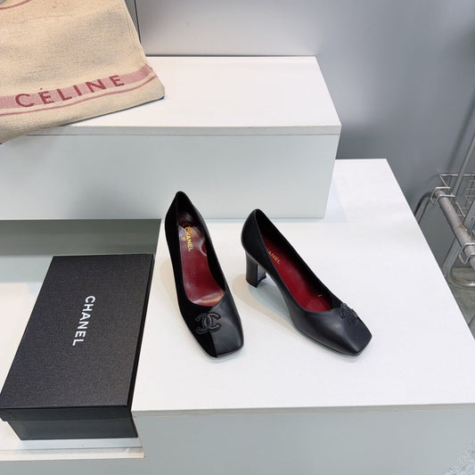 ВИСОКІ ПІДБОРИ CHANEL 26S З КВАДРАТНИМ НОСКОМ 95 ММ З ЧОРНОЇ ЗАМШІ ТА ОВЕЧОЇ ШКІРИ