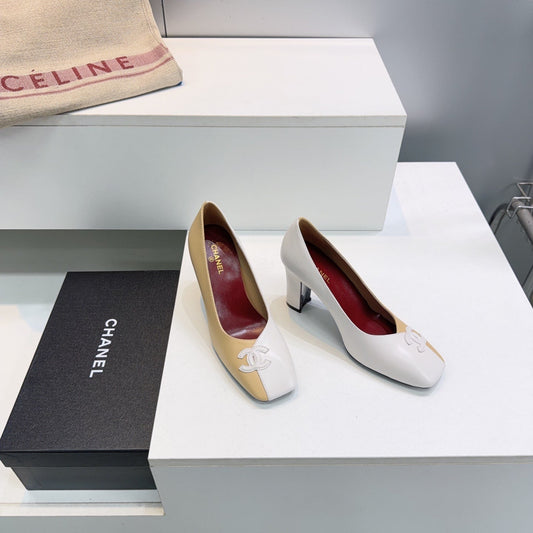 Жіночі туфлі CHANEL 26S на високих підборах 95 мм із квадратним носком, виготовлені з бежевої та білої шкіри ягняти