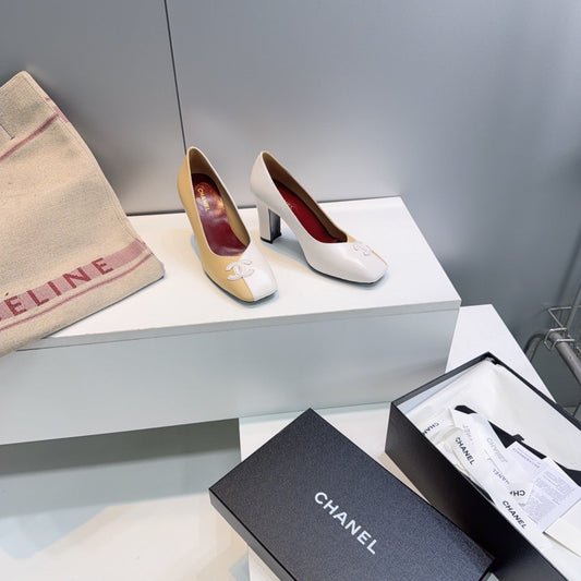 Жіночі туфлі CHANEL 26S на високих підборах 95 мм із квадратним носком, виготовлені з бежевої та білої шкіри ягняти