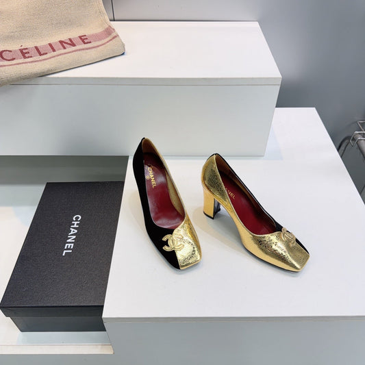 CHANEL 26S ТУФЛІ НА ВИСОКИХ ПІДБОРАХ 95 ММ З КВАДРАТНИМ НОСОМ ІЗ ЗОЛОТОЇ ШКІРИ ЯГНЯТИ ТА ЧОРНОЇ ЗАМШІ