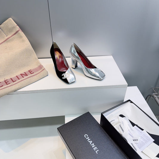 CHANEL 26S ТУФЛІ НА ВИСОКИХ ПІДБОРАХ 95 ММ ІЗ КВАДРАТНИМ НОСКОМ, ЗІ СРІБНОЇ ШКІРИ ЯГНЯТИ ТА ЧОРНОЇ ЗАМШІ