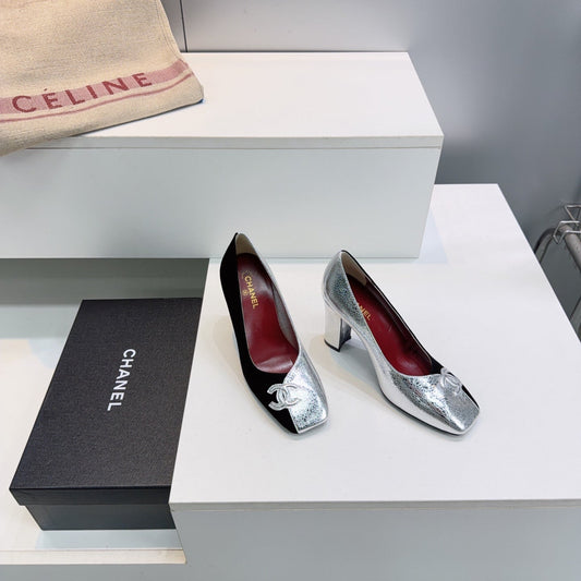 CHANEL 26S ТУФЛІ НА ВИСОКИХ ПІДБОРАХ 95 ММ ІЗ КВАДРАТНИМ НОСКОМ, ЗІ СРІБНОЇ ШКІРИ ЯГНЯТИ ТА ЧОРНОЇ ЗАМШІ