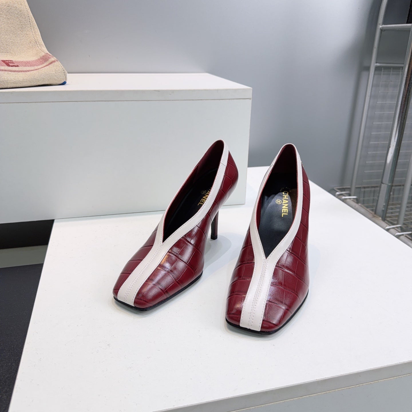 CHANEL 26S HIGH HEELS 100 MM IN DARK RED CROCODILE-EMBOSSED CALFSKIN