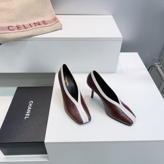 ВИСОКІ ПІДБОРИ CHANEL 26S, 100 ММ, З ТЕЛЯЧОЇ ШКІРИ КОРИЧНЕВО-БОРДОВОГО КОЛЬОРУ З ТИСНЕННЯМ ПІД КРОКОДИЛА