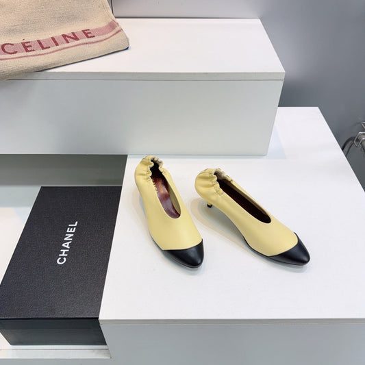 CHANEL 26S ДВОКОЛЬОРОВІ ТУФЛІ НА ВИСОКИХ ПІДБОРАХ 45 ММ З ЖОВТОЇ ТА ЧОРНОЇ ОВЕЧОЇ ШКІРИ