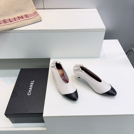 CHANEL 26S КОЛЬОРОВІ ТУФЛІ НА ВИСОКИХ ПІДБОРАХ 45 ММ З БІЛОЇ ОВЕЧОЇ ШКІРИ