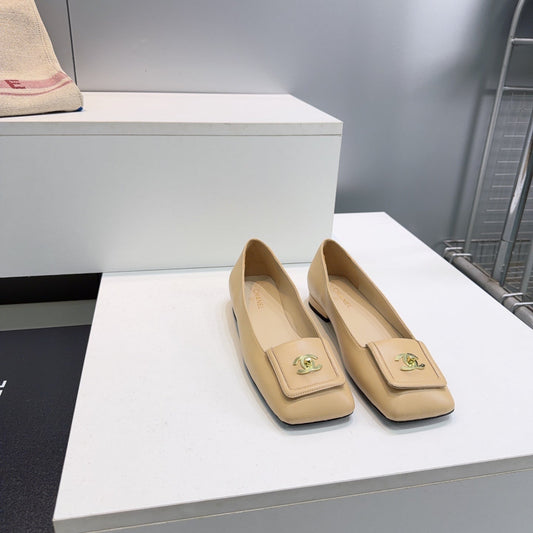 CHANEL 26S БАЛЕТКИ ІЗ ЗАГОСТРЕНИМ КВАДРАТНИМ НОСКОМ З БЕЖЕВОЇ ШКІРИ ЯГНЯТИ