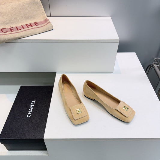 БАЛЕТКИ CHANEL 26S ІЗ ЗАМШІ БЕЖЕВОГО КОЛЬОРУ З КВАДРАТНИМ НОСКОМ