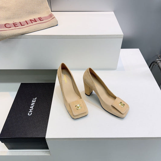 CHANEL 26S ЗАМШЕВІ ТУФЛІ НА ВИСОКИХ ПІДБОРАХ 95 ММ З КВАДРАТНИМ НОСКОМ, БЕЖЕВІ