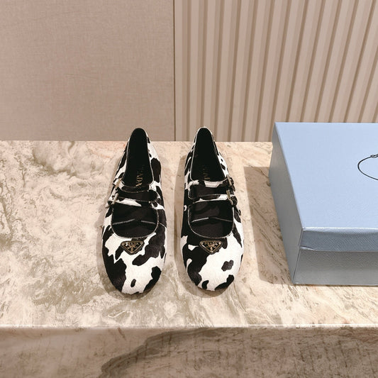 PRADA 25S CRYSTAL EMBELLISHED BALLERINA IN WHITE AND BLACK FUR - 35