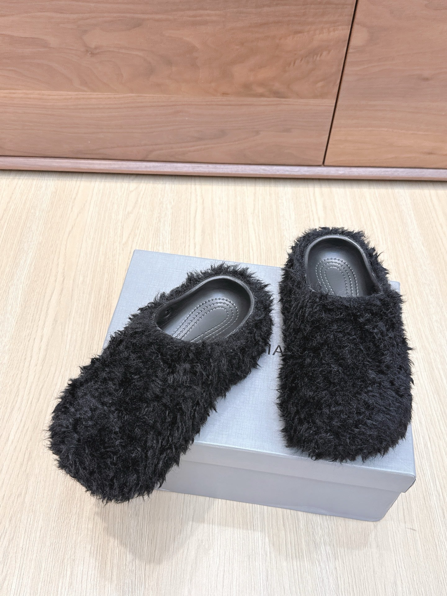 BALENCIAGA 25S MULES IN BLACK FAUX FUR - 35
