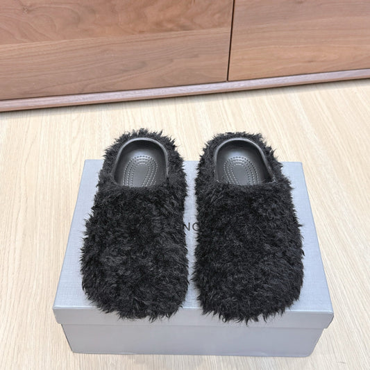 BALENCIAGA 25S MULES IN BLACK FAUX FUR - 35