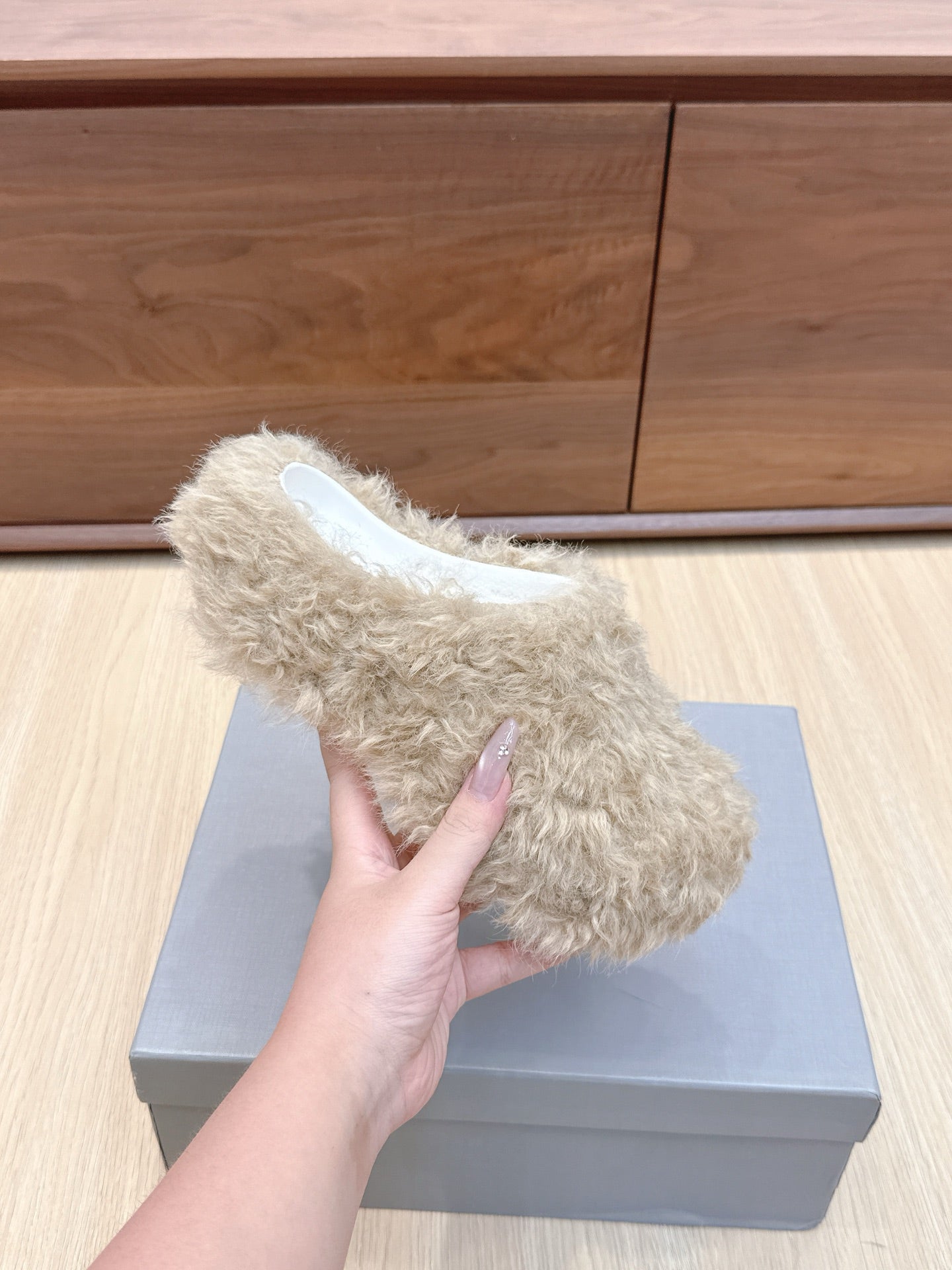 BALENCIAGA 25S MULES IN BEIGE FAUX FUR - 35