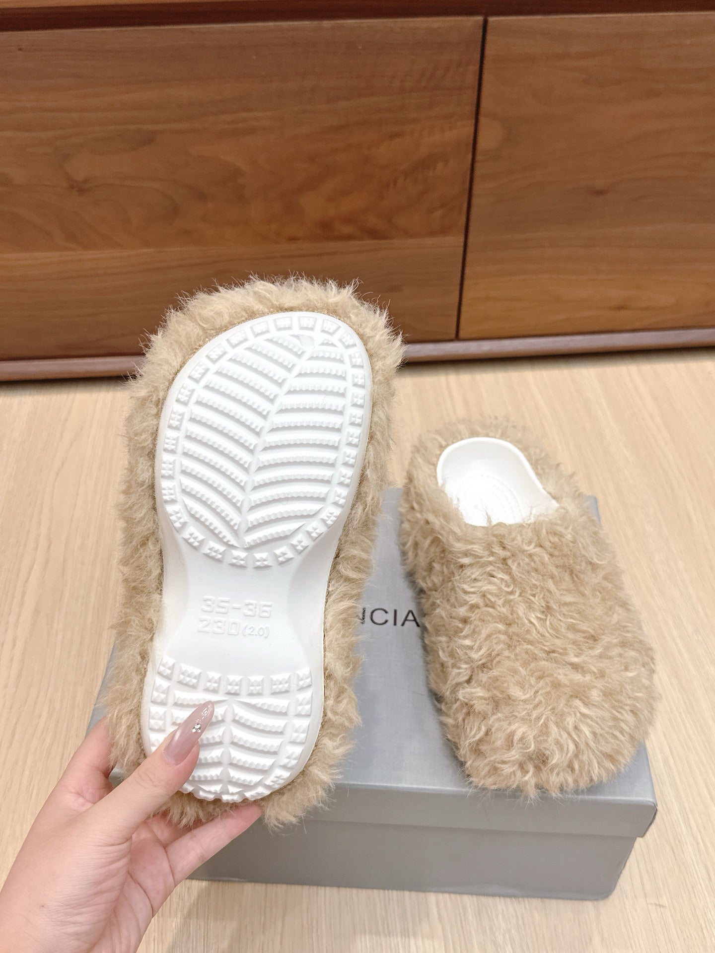 BALENCIAGA 25S MULES IN BEIGE FAUX FUR - 35