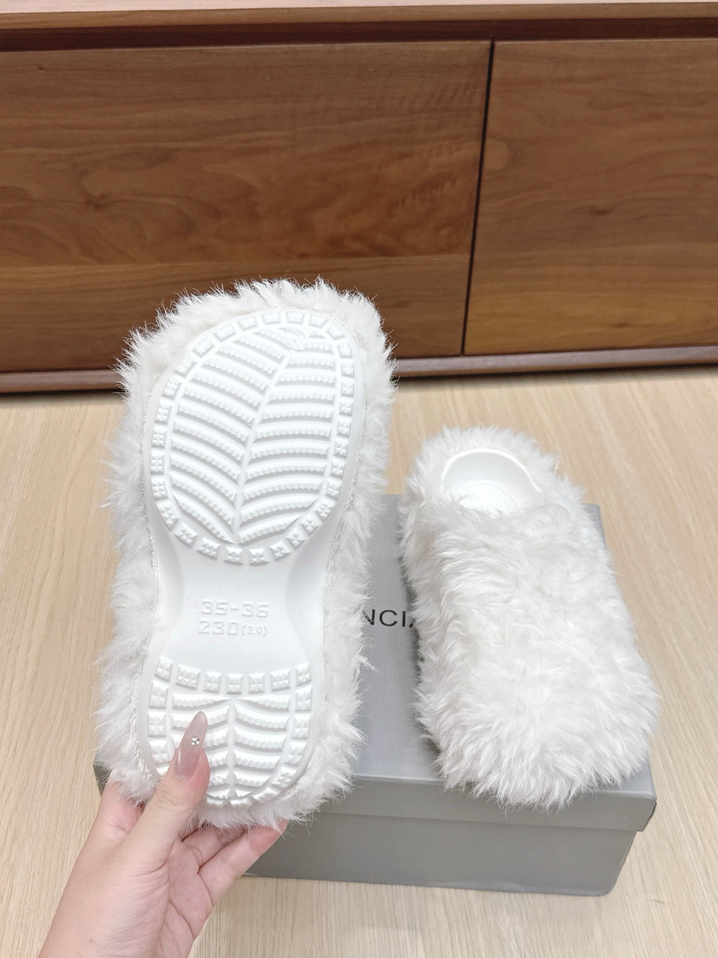 BALENCIAGA 25S MULES IN WHITE FAUX FUR - 35