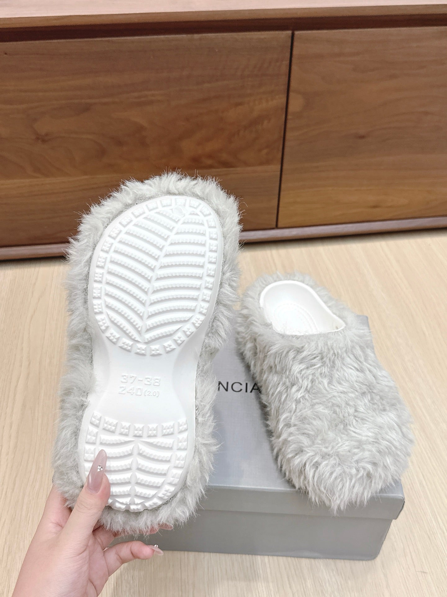 BALENCIAGA 25S MULES IN IVORY WHITE FAUX FUR - 35